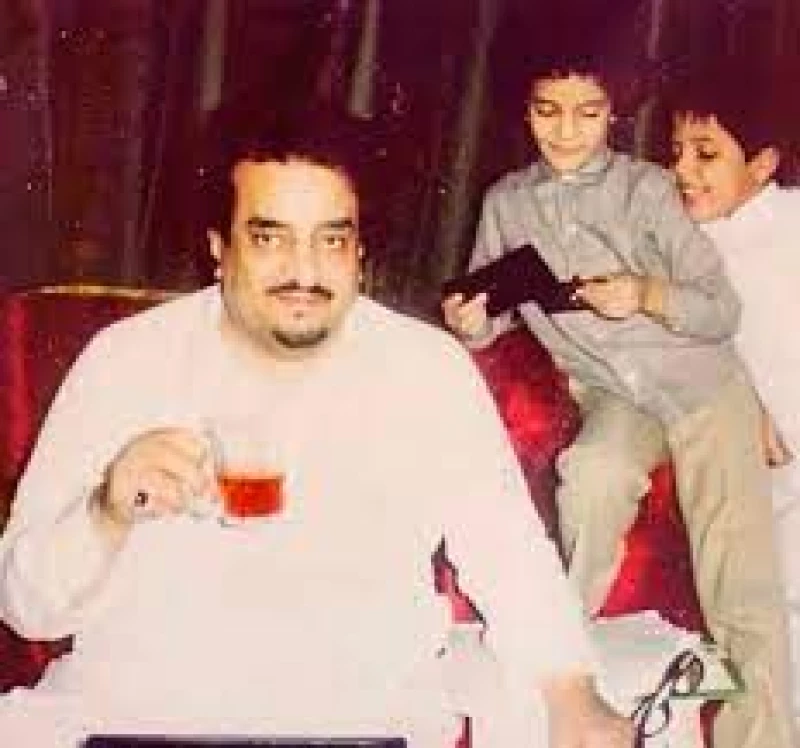 "صورة نادرة للملك فهد وهو يبتسم للأمير عبدالعزيز في طفولته.. لحظة تجمع الزمن الجميل بالأمل والبهجة"