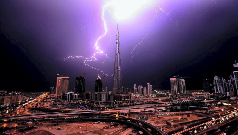 تحذير عاجل وهام" .. مركز الأرصاد الجوية يحذر السكان من منخفض جوي يؤثر على الإمارات لعدة أيام!!